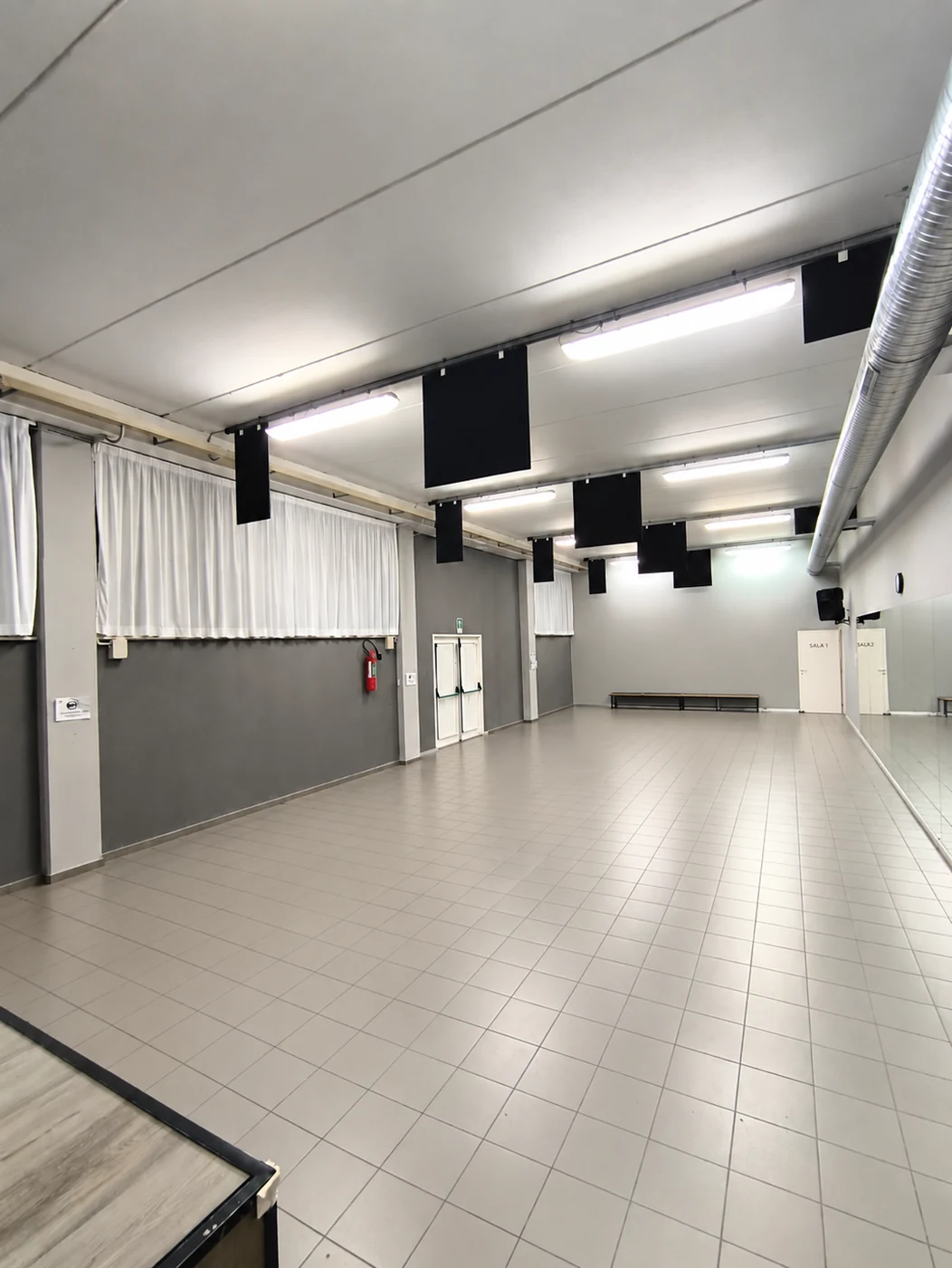 Sala attuale della scuola Mi Vuelta, ampia e luminosa, con specchi